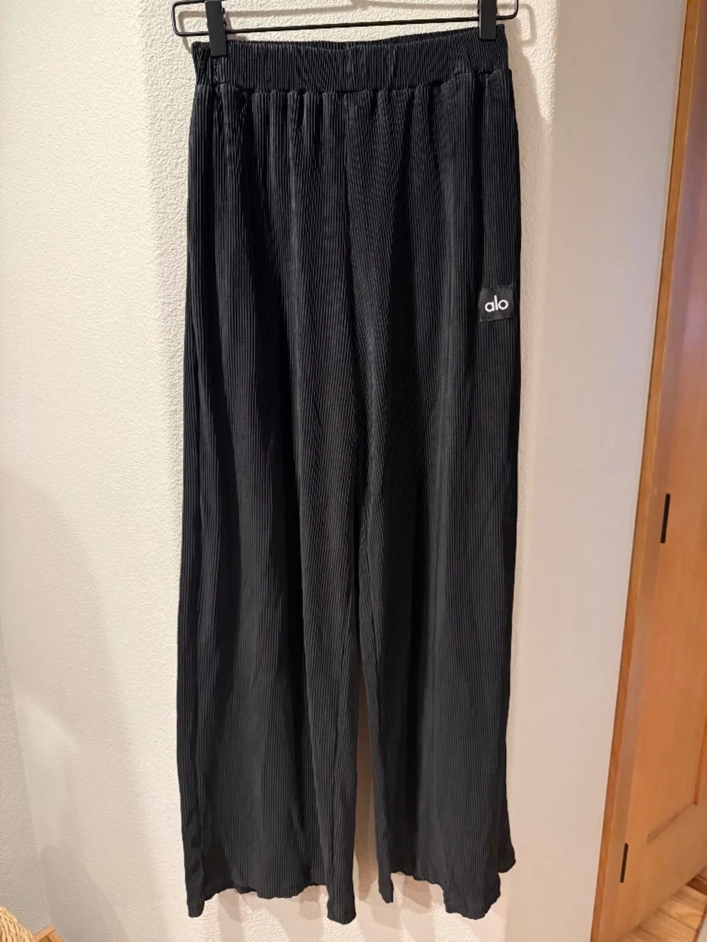 Alo High-Waist Micro Plisse Straight Leg Pant - Black Size M